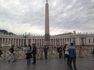 Il Testimone, Piazza San Pietro e l'obelisco di Nerone