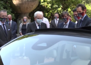 Vendite Stellantis, John Elkann presenta la Fiat 500 elettrica a Sergio Mattarella