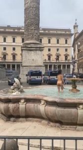 Fontane di Roma, Ragazza fa il bagno nuda nella Fontana di piazza Colonna