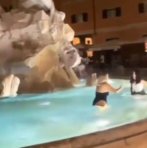 Fontane di Roma, Due ragazze fanno il bagno nella Fontana di piazza Navona