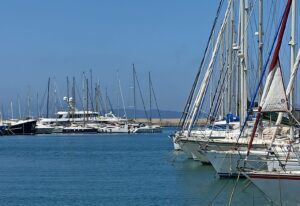 Benvenuti in Sardegna, Porto turistico sardo