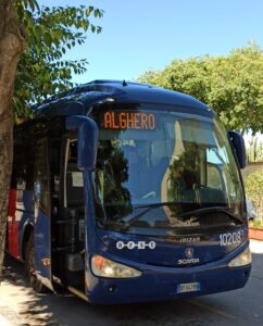 Benvenuti in Sardegna, L'autobus che da Alghero va all'aeroporto