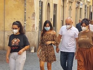 Cgil torna in piazza, Passanti con mascherina a Roma