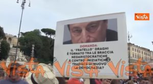 proteste contro Draghi, cartello contro Draghi alla manifestazione di Roma
