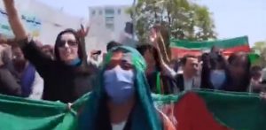 Talebani, Donne afghane protestano con la bandiera nazionale