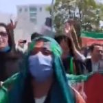 Afghanistan normalizzato, Donne afghane protestano con la bandiera nazionale