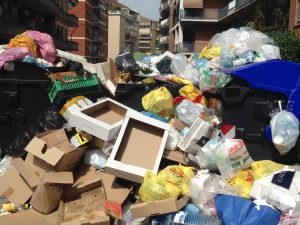 Trasporti, Ammasso di rifiuti in strada a Roma