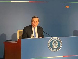 lavoratori precari, Draghi alla conferenza stampa di fine anno