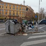 Pulizia straordinaria, Cumuli di rifiuti in una strada di Roma