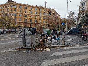 Pulizia straordinaria, Cumuli di rifiuti in una strada di Roma