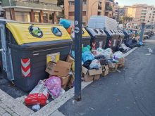 Nuova discarica, Rifiuti in una strada di Roma