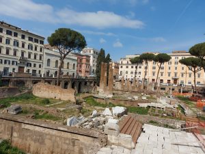 Gaio Giulio Cesare, Cesare fu ucciso nel Portico di Pompeo, alla sinistra dei templi di età repubblicana
