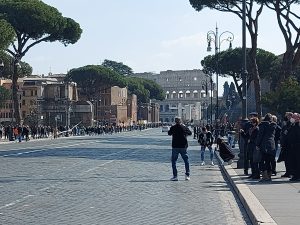 Tornano i turisti, Il Colosseo visto da via dei Fori Imperiali