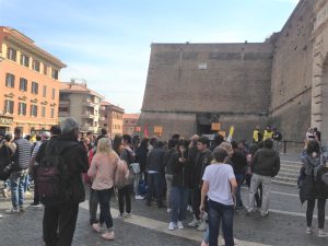 Tornano i turisti, Turisti all'ingresso dei Musei Vaticani