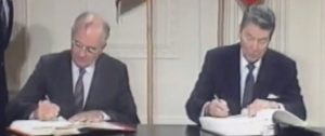 Gorbaciov, Gorbaciov e Reagan firmano il trattato sul disarmo