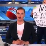 Marina Ovsyannikova, Marina Ovsyannikova espone un cartello di protesta contro la guerra in Ucraina