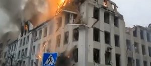Bucha, Un palazzo bombardato in Ucraina