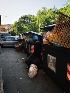 Via Merulana, Cassonetti colmi di rifiuti a piazza Vittorio