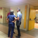Liste di attesa, Medico parla con parenti di un paziente