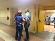 Liste di attesa, Medico parla con parenti di un paziente