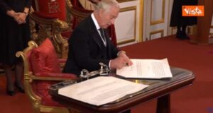 Regina Elisabetta, Carlo III firma i documenti di incoronazione