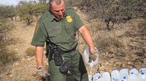 problema immigrazione, Agenti dei confini rovesciano le taniche di acqua lasciate da organizzazioni no profit