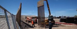 Adams, Costruzione del muro al confine tra USA e Messico