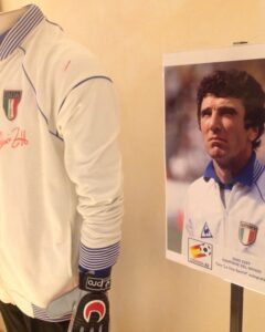 Rubati i guanti di Zoff, La divisa di Dino Zoff al Mundial 1982 con i guanti