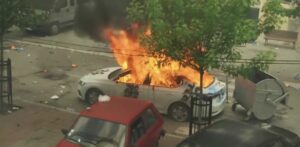Kosovo, Un'auto della polizia in fiamme nel Kosovo