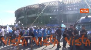 Il Napoli, Tifosi del Napoli in festa davanti lo stadio