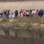 Abbott, Migranti ammassati al confine Usa-Messico