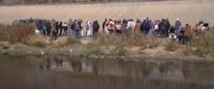 Abbott, Migranti ammassati al confine Usa-Messico 