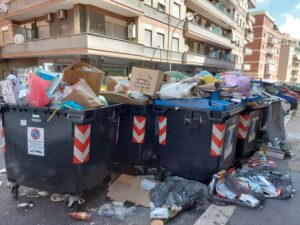 Furti di gasolio, Cassonetti colmi di rifiuti a Roma