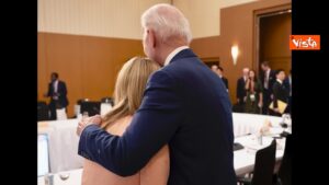 Revisionismo missino, Joe Biden abbraccia Giorgia Meloni