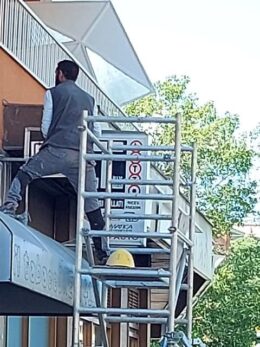 Stazione di Brandizzo, Un muratore lavora su una impalcatura