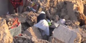 Herat, Afghani scavano nelle rovine causate dal terremoto in provincia di Herat