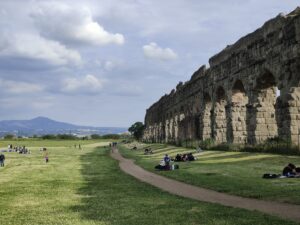 Acquedotti, L'Acquedotto Claudio accanto all'Appia Antica