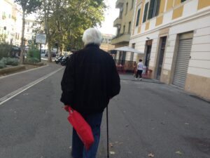 Servizi sanitari territoriali, Un pensionato cammina per strada