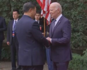 Guerra in Israele, Xi Jinping e Joe Biden si stringono la mano