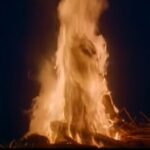 Una donna bruciata in un filmato sulla caccia alle streghe