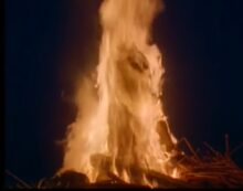 Una donna bruciata in un filmato sulla caccia alle streghe