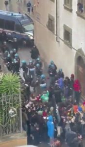 Bella Ciao, La polizia manganella gli studenti a Pisa