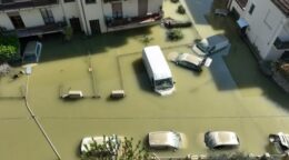 Cambiamenti climatici, Auto sommerse dall'acqua da una alluvione in Emilia-Romagna