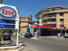 Extra profitti, Stazione di benzina a Roma