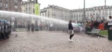 Protestano gli studenti, La polizia usa gli idranti contro gli studenti a Torino
