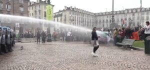 Protestano gli studenti, La polizia usa gli idranti contro gli studenti a Torino