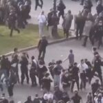 Proteste violente, Polizia e studenti si fronteggiano a Parigi