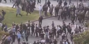 Proteste violente, Polizia e studenti si fronteggiano a Parigi